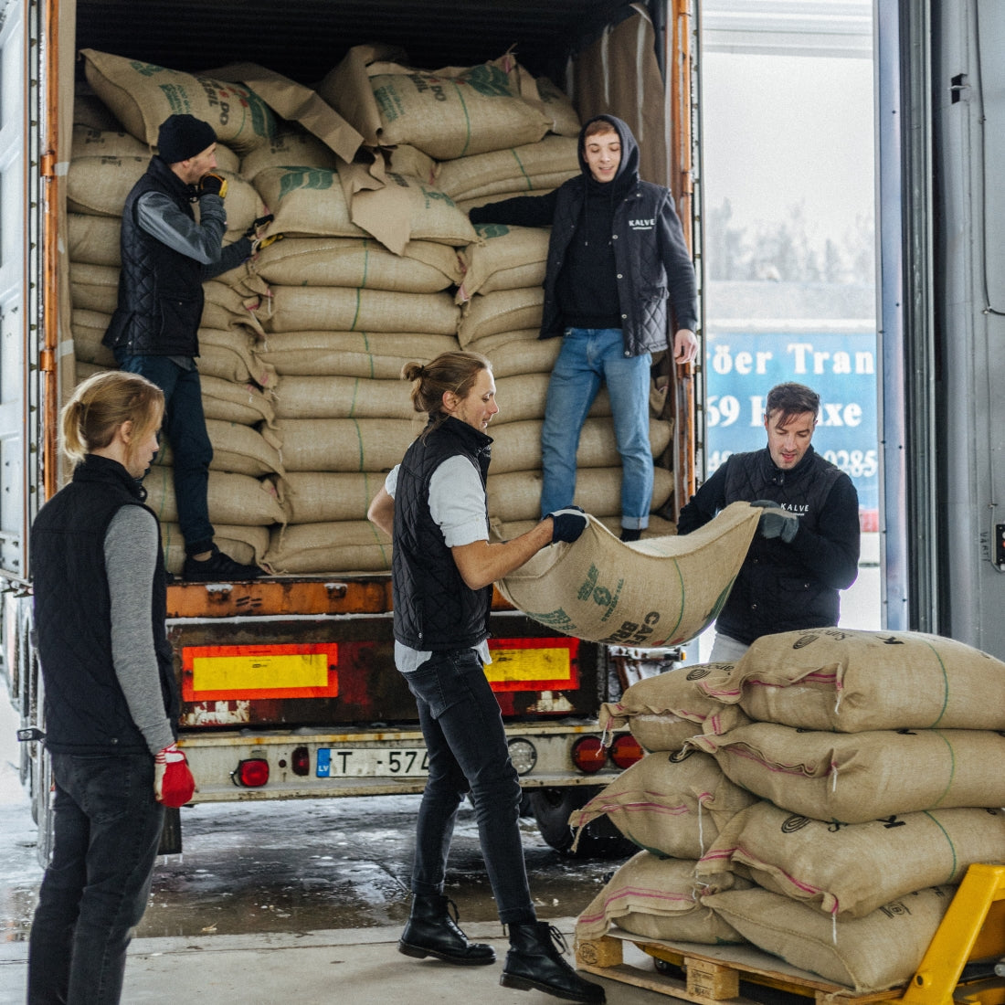 How does KALVE source its green coffee?